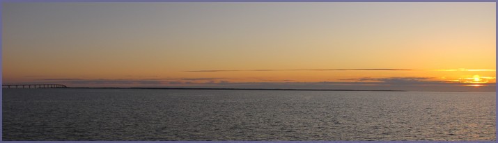 Le pont de RE  au soleil couchant.