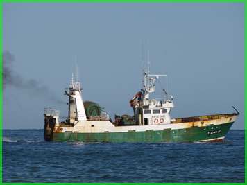 Bateau sortant du port de ONDARROA