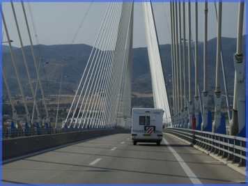 Le pont RION-ANTIRION devant, le RAPIDO
