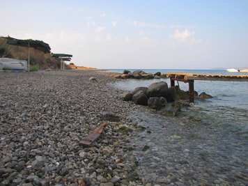 La plage de galets...attention aux oursins.