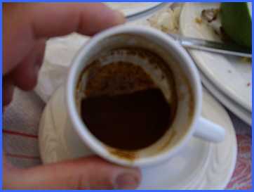 Le café dans le resto sur le port de ALYKES