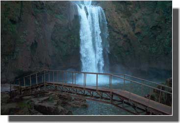 OUZOUD un pont au milieu des cascades
