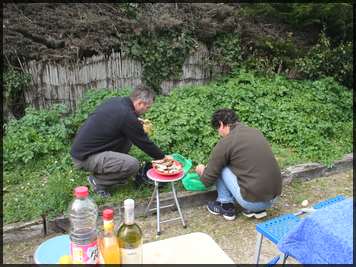 Patrick & Manu ouvrent les huitres pendant l'apéro