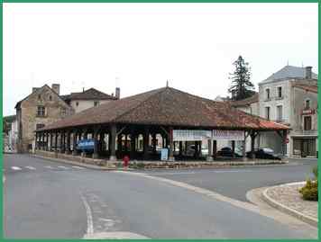 CHARROUX le marché couvert